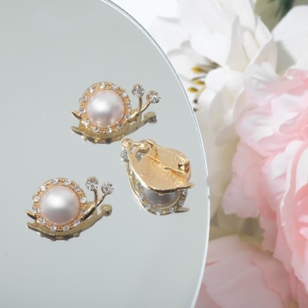 Brooch "Snail" with a pearl, white color in gold (indivisible packing 12 pcs., Price per pcs.)-2