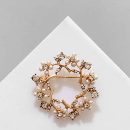 Brooch "Flowers" in a wreath, the color is white in matte gold