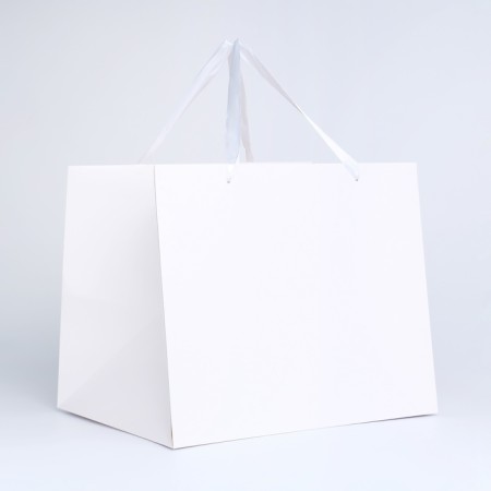 Gift package with a wide bottom of 35 x 29 x 28 cm, white