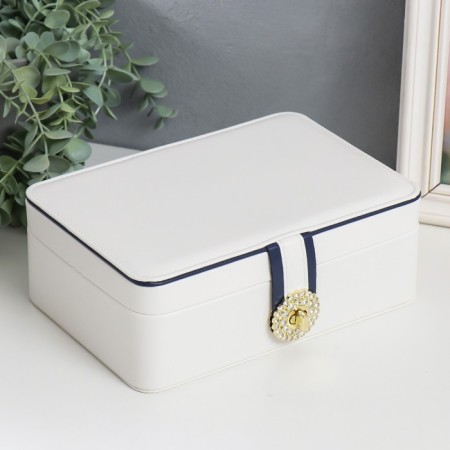 Casket to the leatherette for jewelry "with buckle" white 24x18.5x9 cm