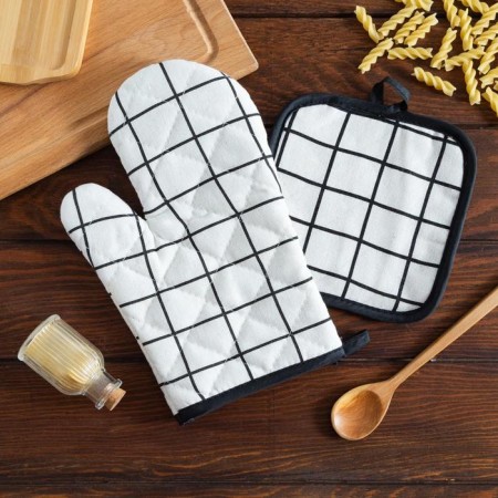 The kitchen set of the “cell” shade is centered, a bag 17*17 cm, mitten 26*16 cm, 100% p/e