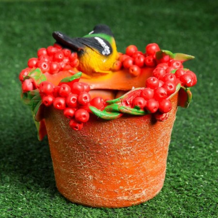 Figure pot "Bird on a hat with berries" 20x16cm-1