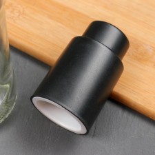Vacuum cork for the bottle 