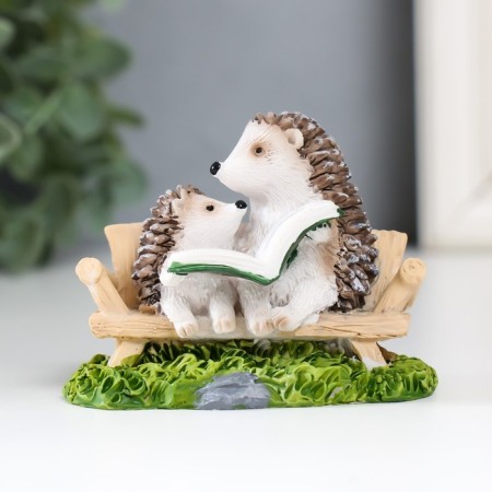 Polystone souvenir "Hedgehogs on a bench read the book" 5.7x3.9x7.5 cm