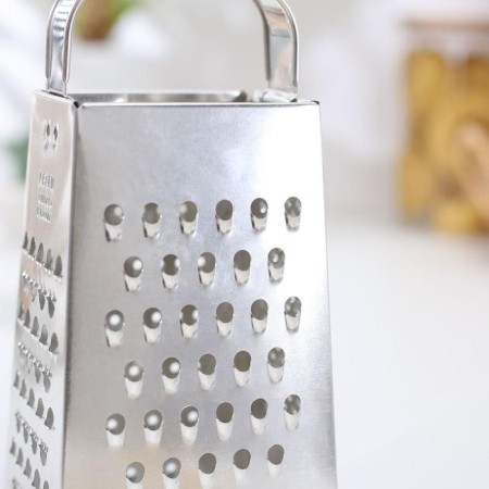 A heap with a doser lid and a side for cheese, a metal pen, color mix-3