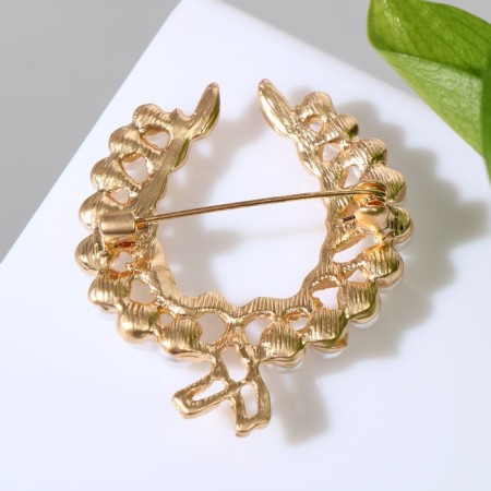 Brooch "Wreath" with pearls, white color in gold-1
