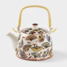 Keramic teapot with a metallic sieve 