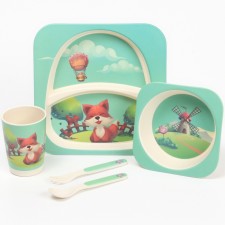 A set of bamboo dishes 