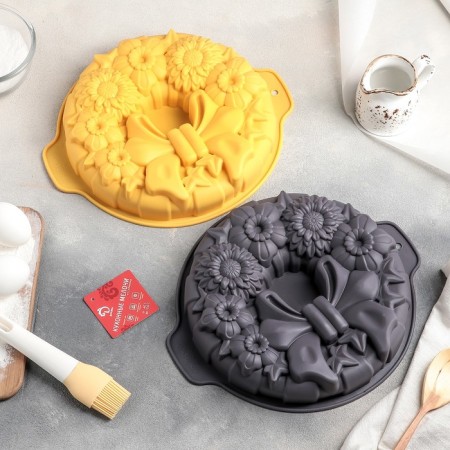 The form for baking the share "German cupcake. Festive wreath ", silicone, 26 × 30 cm, with handles, color mix-6