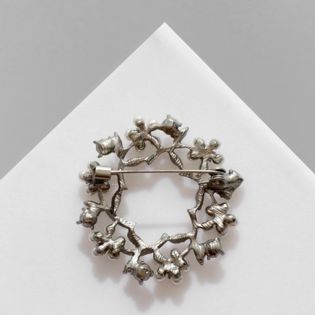 Brooch "Flowers" in a wreath, the color is white in matte silver-1
