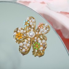 Brooch 