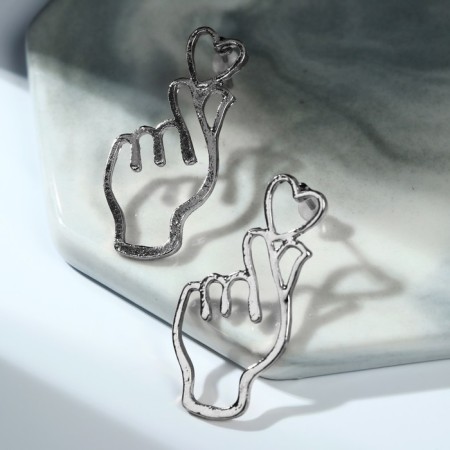 Earrings metal "fingers" heart, color silver-1