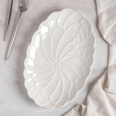 Ceramic "Chamomile" dish, 32 × 20 × 3 cm, white color