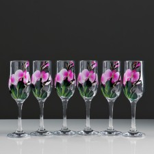 A set of glasses for champagne 