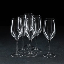 Set of glass glasses for the wine 