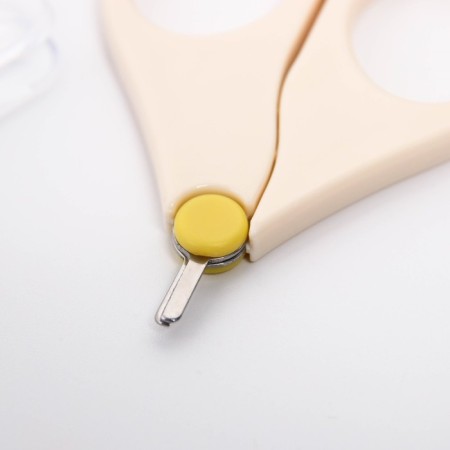 Manicure scissors for children, with a protective cap-2