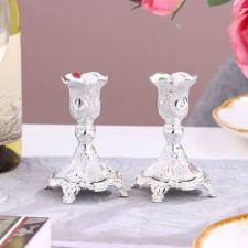 A set of 2 candlesticks, 7.5 x 7.5 x 10 cm
