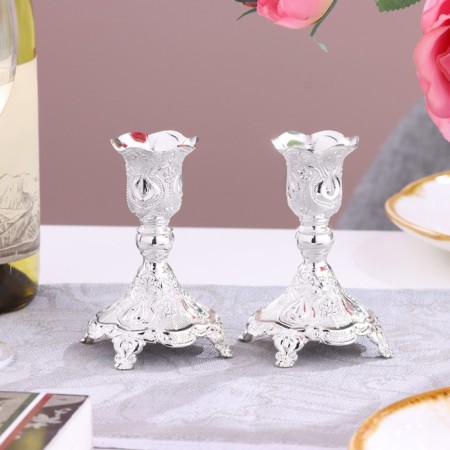 A set of 2 candlesticks, 7.5 x 7.5 x 10 cm