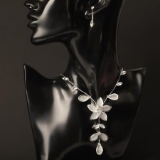 Set 2 objects: earrings, necklace 