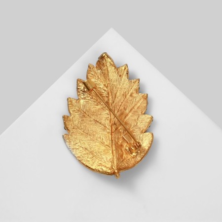 Alkha's “leaf” brooch, brown color in matte gold-1