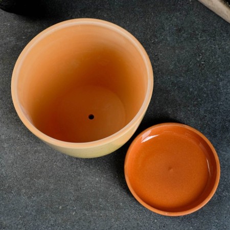 Flower pot "Lomonosovsky" yellow 4 l-1