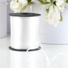 The packaging tape is simple, matte, white, 0.5 cm x 225 m
