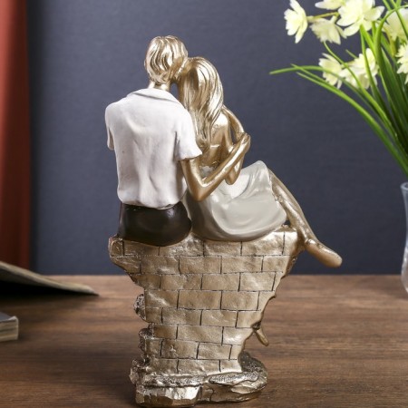Polystone souvenir "In love pair on a brick hedge" 22x14.5x8 cm-5