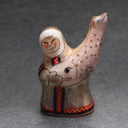 Сувенир "Эскимос с рыбой", селенит-2