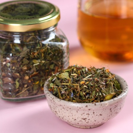 Gift set "March 8": Tea of ​​herbal berry, creamy cream with strawberries 120 g.-1
