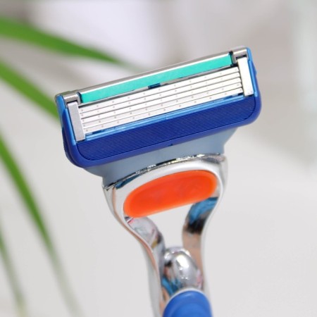 The machine is a razor and 12 interchangeable cassettes of blades, compatible with Gillette Fusion-5