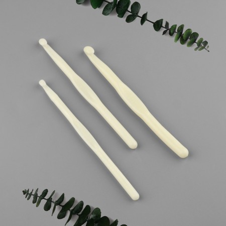 A set of hooks for knitting, d = 7/8/9 mm, 14 cm, 3 pcs, white color-1