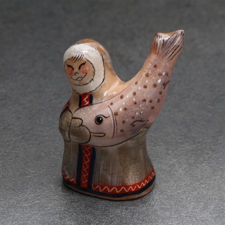 Сувенир "Эскимос с рыбой", селенит-1