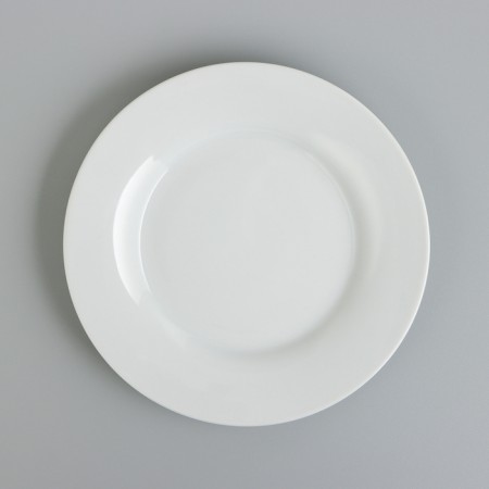 The plate is white, ceramic, dined d = 15 cm-1