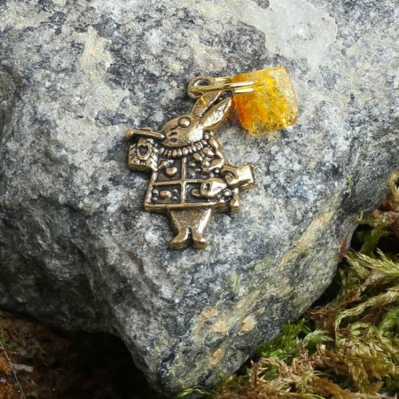Browler-Talisman "Rabbit", natural amber