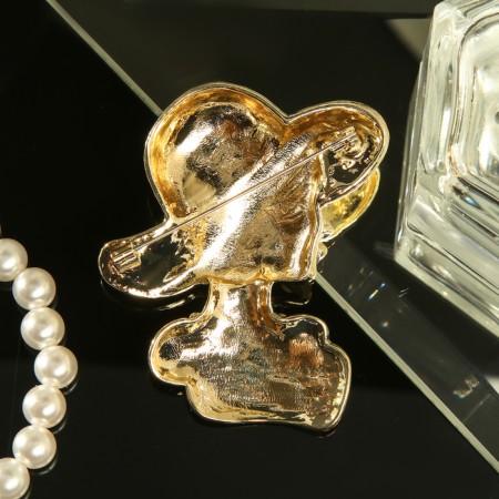 Brooch "Lady in a hat", black and white color in gold-1
