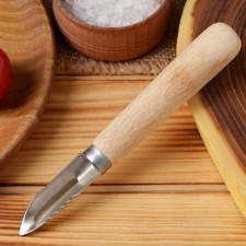 Vegetable cleaning with a wooden handle 