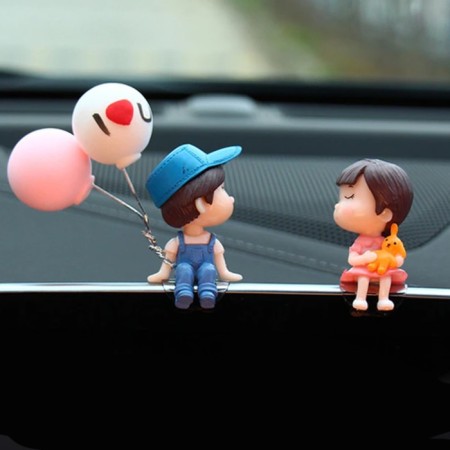 Toy on a car panel, a couple in love, K5-1