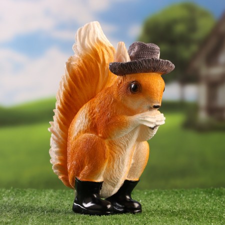 Garden figure "Squirrel in boots" 9x16x22cm