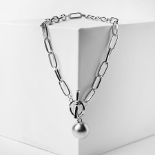 The necklace 