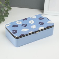 Casket to the leatherette for jewelry 