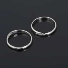 The base for the ring is adjustable (set 5 pcs.), The color is silver