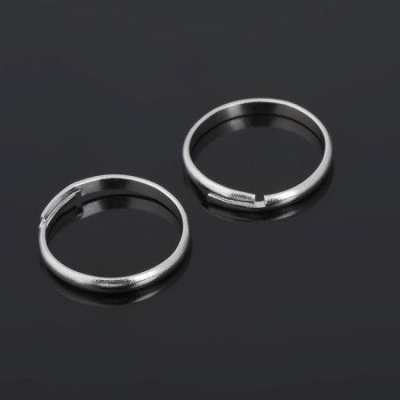The base for the ring is adjustable (set 5 pcs.), The color is silver