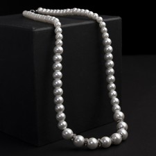 Beads of pearls 