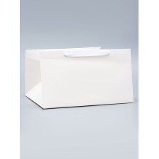 A packet for a cake, with a wide bottom of 30 x 30 x 17.5 cm, white