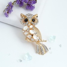 Owl brooch, white color in gold