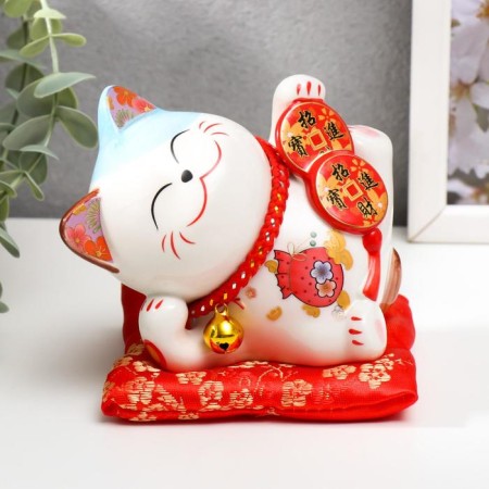 Pigger Ceramics "Cat Mani-Neko with coins on the rug" 10x12.5x7 cm