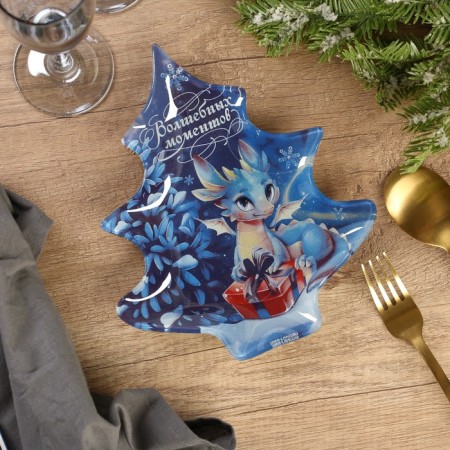 A plate in the form of a Christmas tree "Magic moments", 16.5x19.5 cm