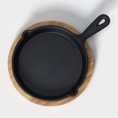 Cast iron pan "Avignon", 21.5 × 15.5 × 2.5 cm, with 2 plums, on a wooden stand-1