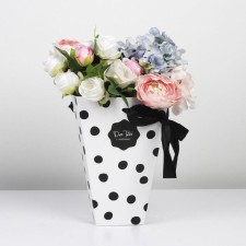 Box for flowers on the ribbons 