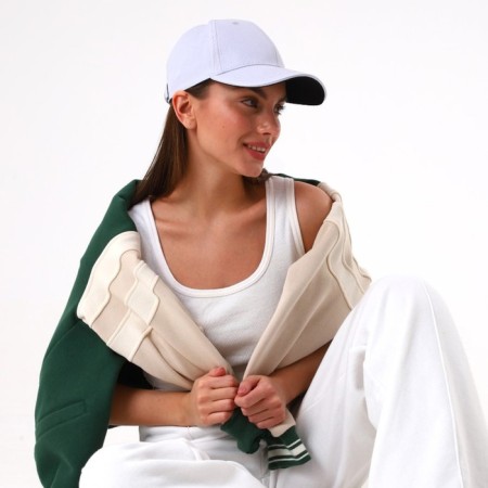 The cap is monophonic, the color is white, x/b-8